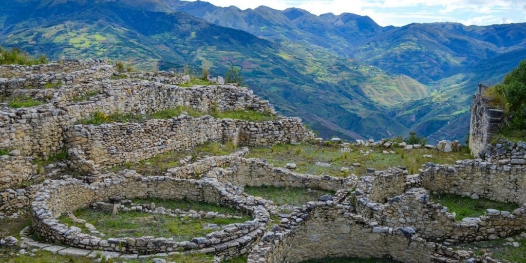 Kuelap with mountains in background